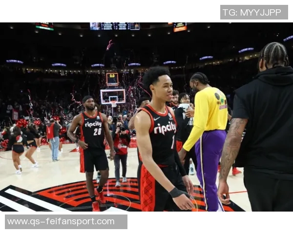 克莱半场表现出色三分球完美命中助力球队进攻火力全开