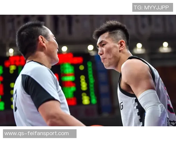 杨鸣工作室力挺遭驱逐的2T:勇于表达与行动的精神值得赞赏 杨鸣工作室力挺遭驱逐的2T:勇于表达与行动的精神值得赞赏